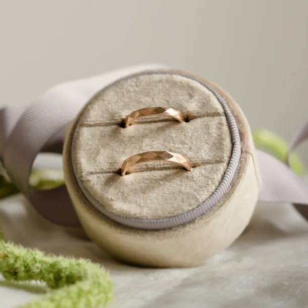 Hammered wedding rings BRITTON Image