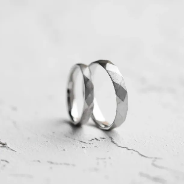 Hammered wedding rings BRITTON Image