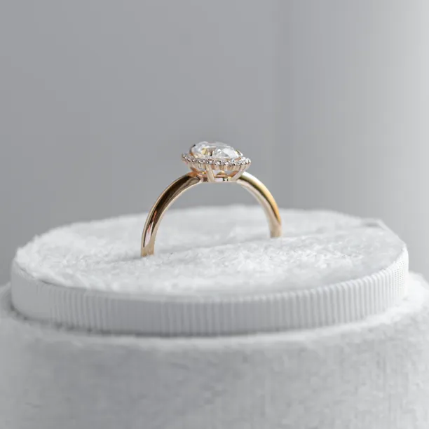 Halo engagement ring with oval moissanite BLANC Image