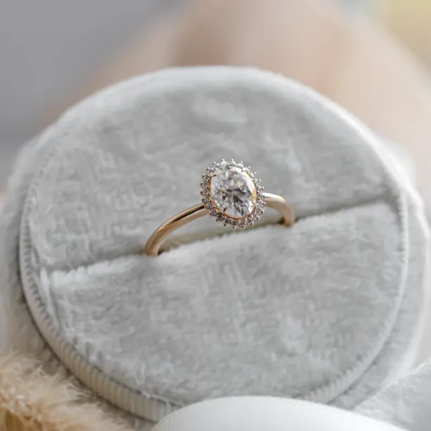 Halo engagement ring with oval moissanite BLANC Image
