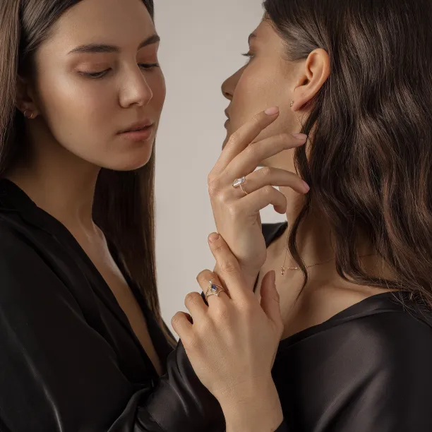 Gold split shank ring with lab grown sapphire ISTRIA Image