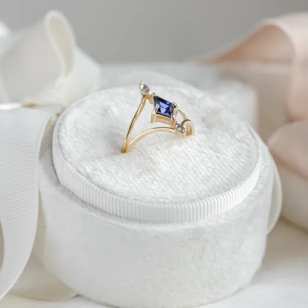 Gold split shank ring with lab grown sapphire ISTRIA Image