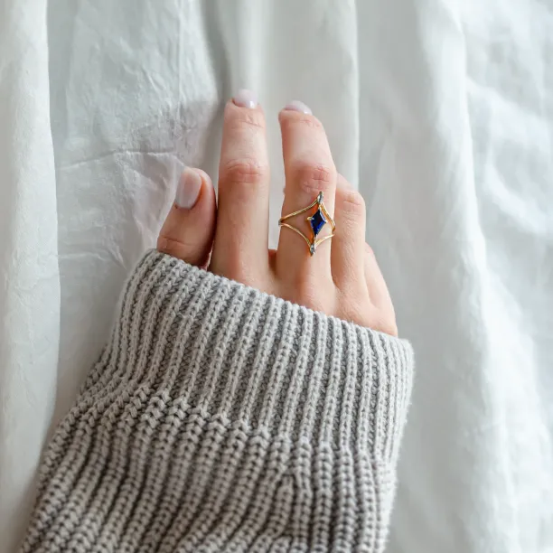 Gold split shank ring with lab grown sapphire ISTRIA Image