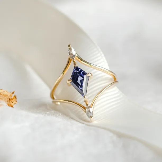 Gold split shank ring with lab grown sapphire ISTRIA Image