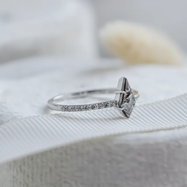 Engagement ring with kite salt and pepper diamond ring ZENITH Image