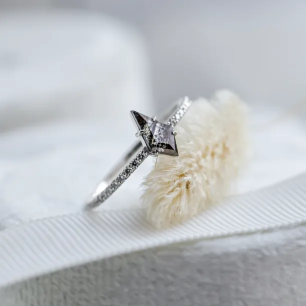 Engagement ring with kite salt and pepper diamond ring ZENITH Image