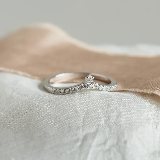 Curved wedding ring with moissanites PARLOR Image
