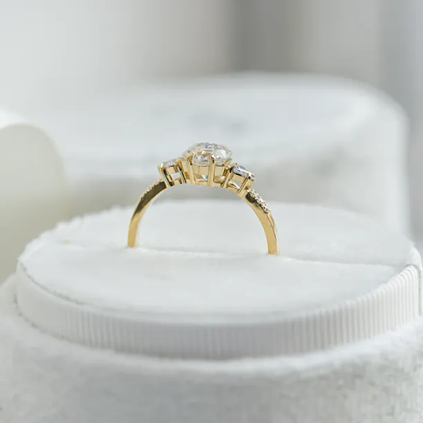 Elegant wedding set with moissanites HARPER Image