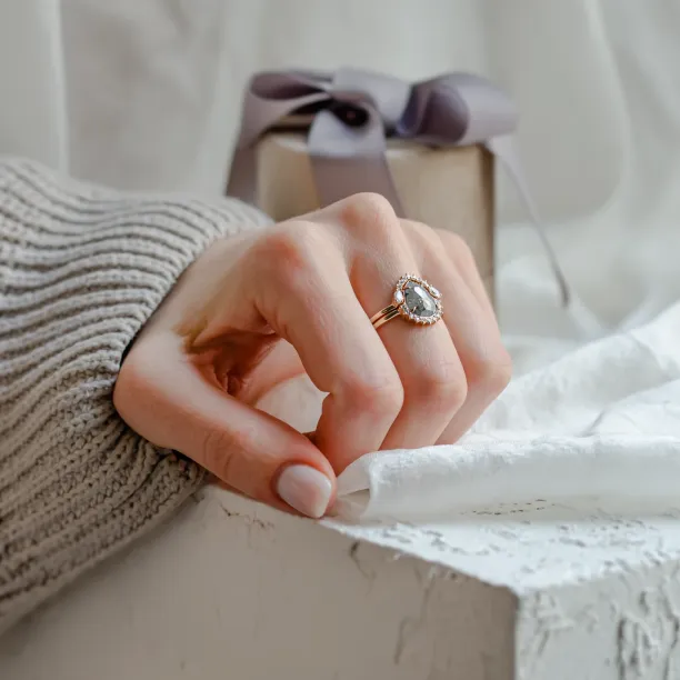 Set of gold rings with salt and pepper diamonds ELLINGTON Image