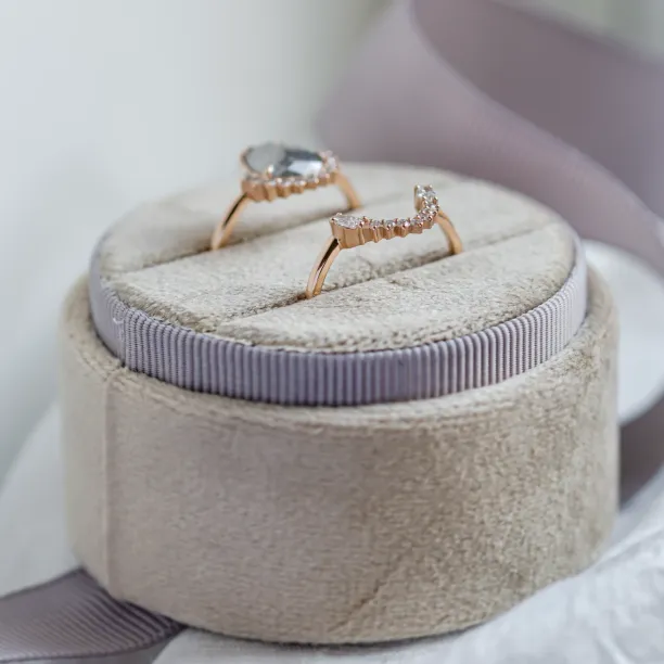 Set of gold rings with salt and pepper diamonds ELLINGTON Image