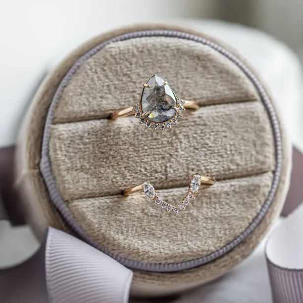 Set of gold rings with salt and pepper diamonds ELLINGTON Image