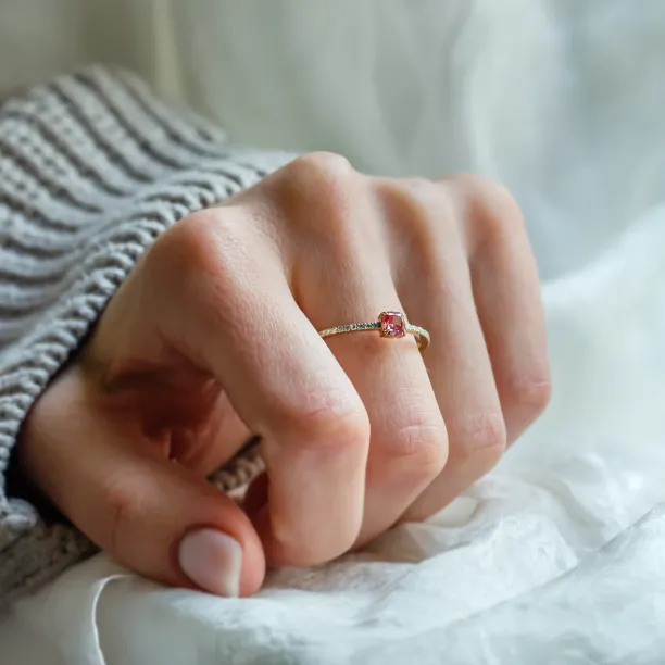 Engagement ring with pink lab grown diamond CORALINE Image