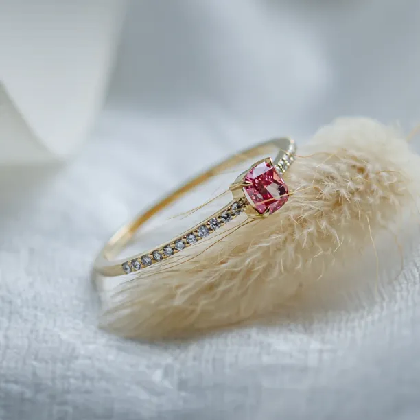 Engagement ring with pink lab grown diamond CORALINE Image