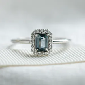 Vintage ring with teal baguette sapphire and diamonds FROST Thumbnail