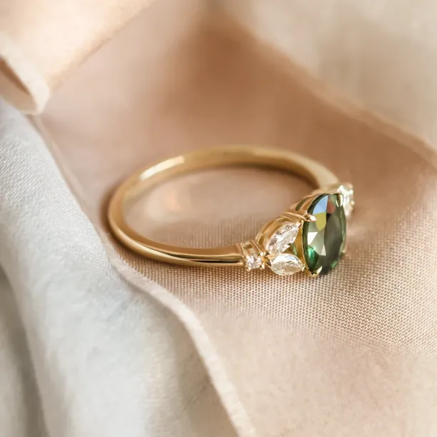 Vintage engagement ring with green sapphire and diamonds CADET Image