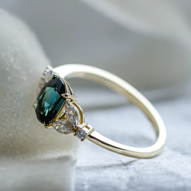 Vintage engagement ring with green sapphire and diamonds CADET Image