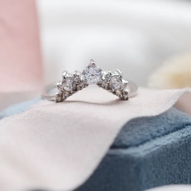 Curved wedding ring full of diamonds FIESTA Image