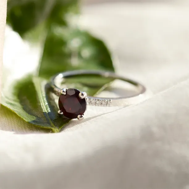 Engagement ring with garnet and diamonds OLLIE Image