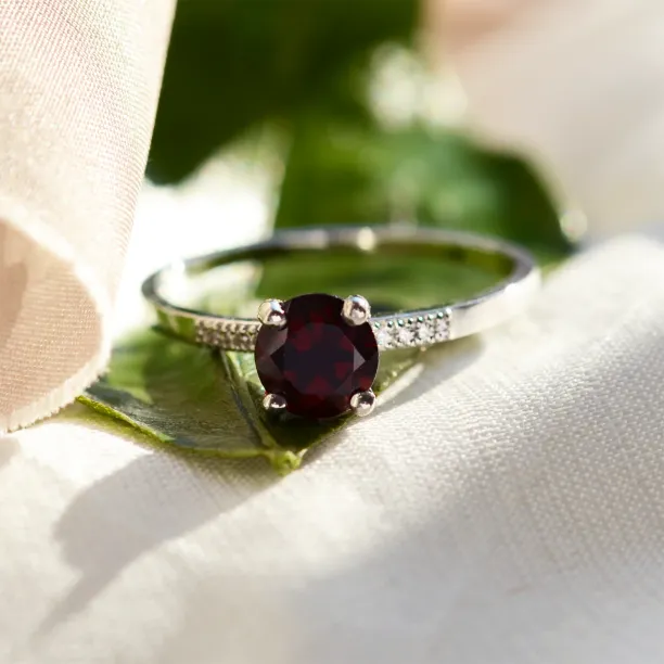 Engagement ring with garnet and diamonds OLLIE Image