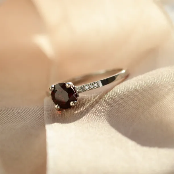 Engagement ring with garnet and diamonds OLLIE Image