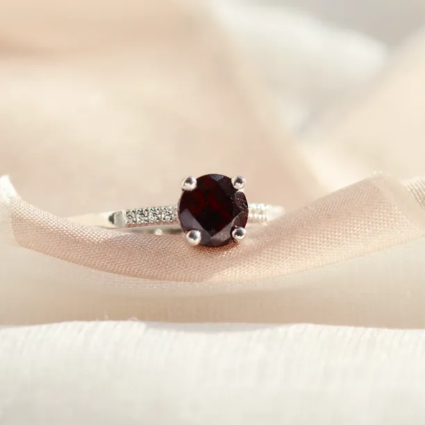 Engagement ring with garnet and diamonds OLLIE Image