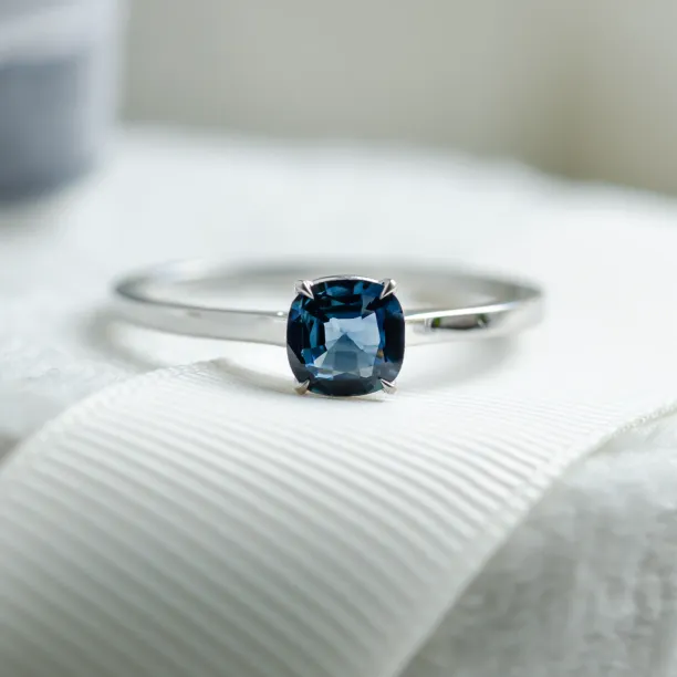 Gold ring with cushion blue sapphire NEEL Image
