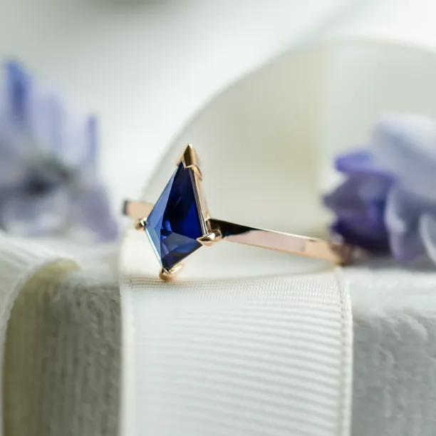 Gold ring with kite blue lab grown sapphire KODA Image