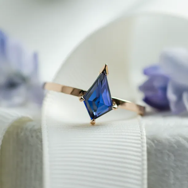 Gold ring with kite blue lab grown sapphire KODA Image