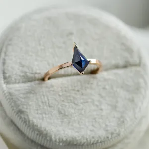 Gold ring with kite blue lab grown sapphire KODA Thumbnail