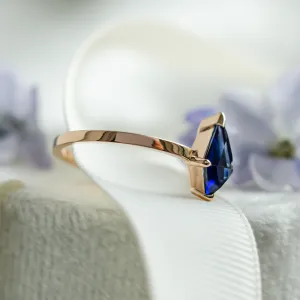 Gold ring with kite blue lab grown sapphire KODA Thumbnail