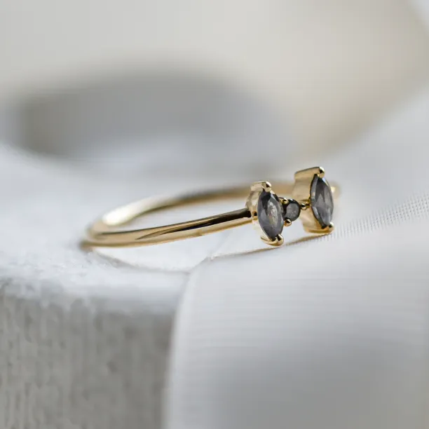 Tiny gold ring with salt and pepper diamonds FREY Image