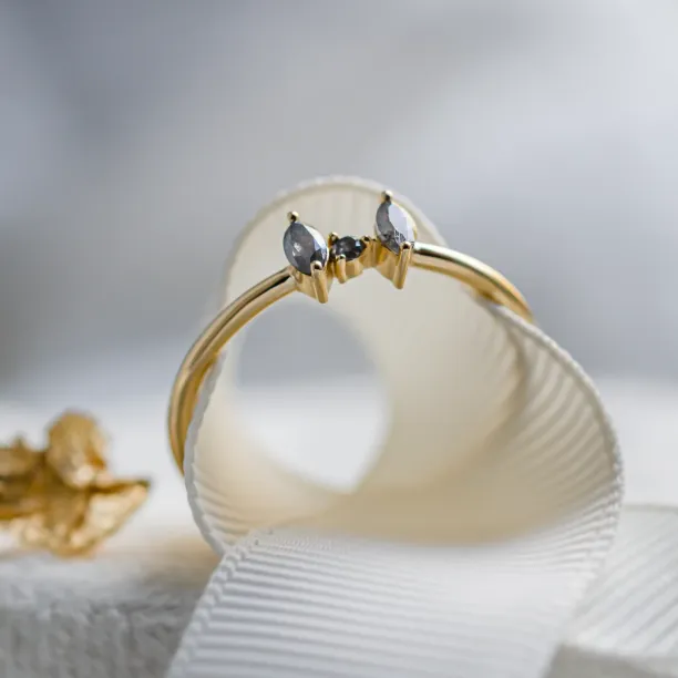 Tiny gold ring with salt and pepper diamonds FREY Image