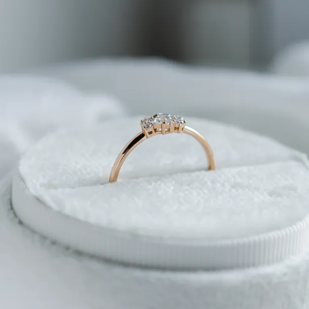 Gold cluster ring with moissanites BERNADETTE Image