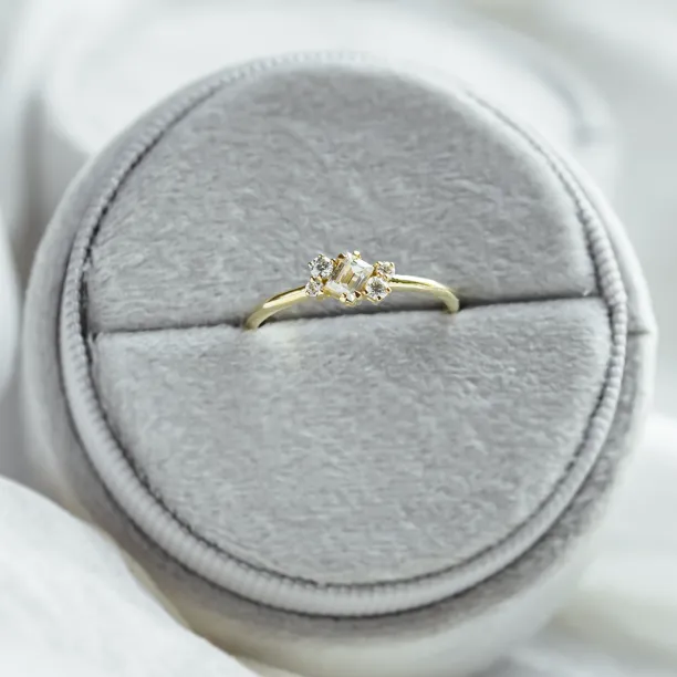 Gold cluster ring with moissanites BERNADETTE Image