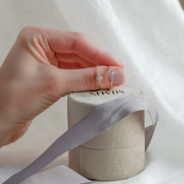 Gold cluster ring with moissanites BERNADETTE Image