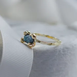 Gold ring with blue raw diamond and hammered surface SEA Thumbnail