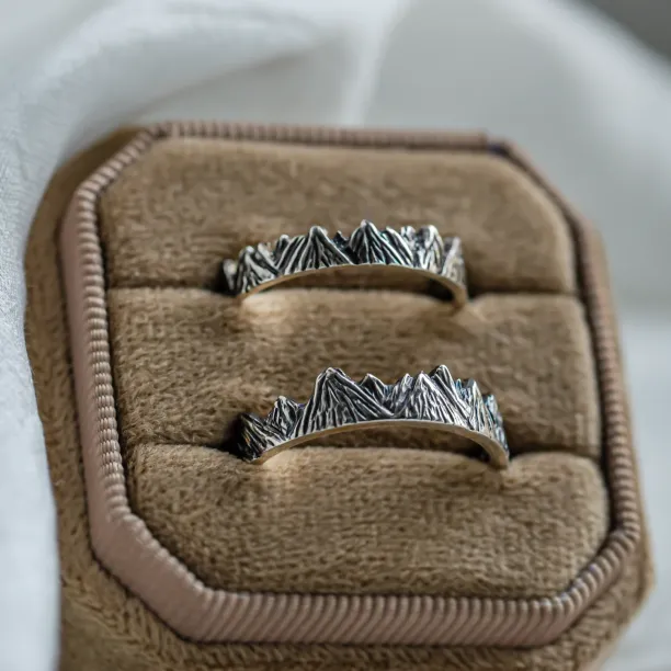 Wedding rings in mountains shape with black rhodium SILVRETTA Image
