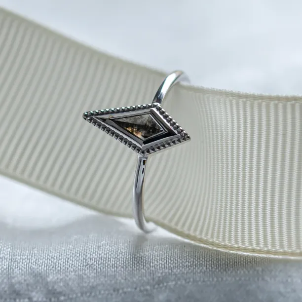 Vintage kite salt and pepper diamond ring LIVIA Image