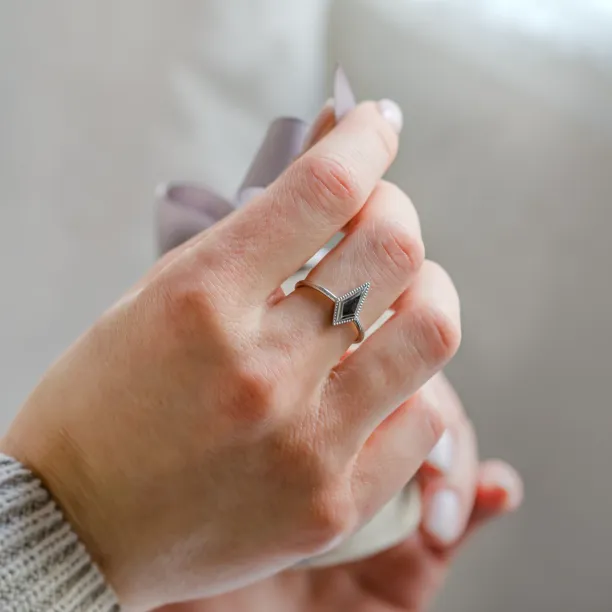 Vintage kite salt and pepper diamond ring LIVIA Image