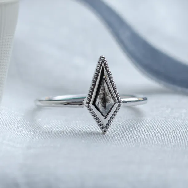 Vintage kite salt and pepper diamond ring LIVIA Image