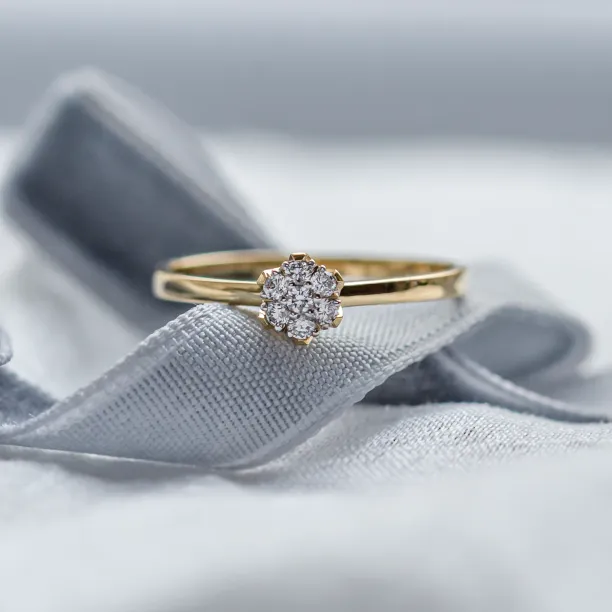 Romantic engagement ring full of moissanites CAMILLIA Image