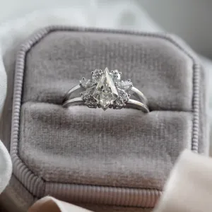 Vintage engagement ring in gold with moissanites THEODORE Thumbnail