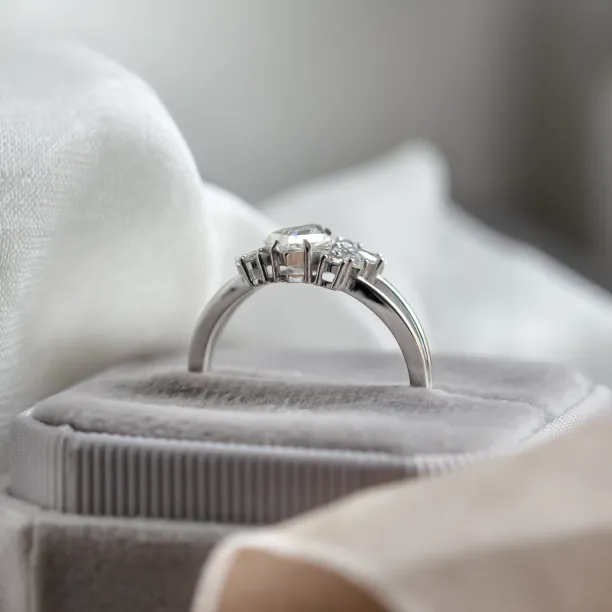 Vintage engagement ring in gold with moissanites THEODORE Image