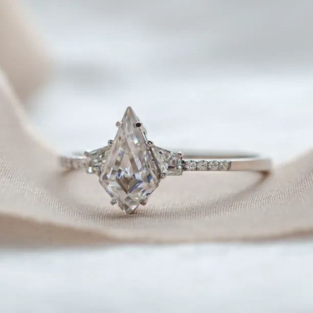 Luxury golg ring with moissanites ROGER Image