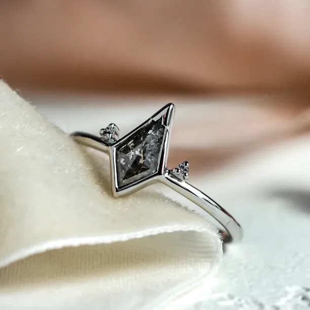 Ring with side and salt and pepper diamonds KATRIN Image