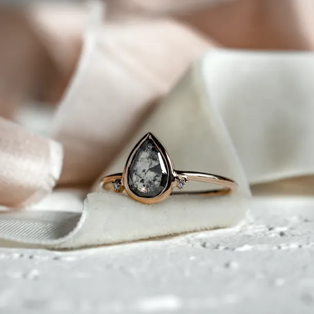 Cluster ring with salt and pepper diamonds KERELA Image