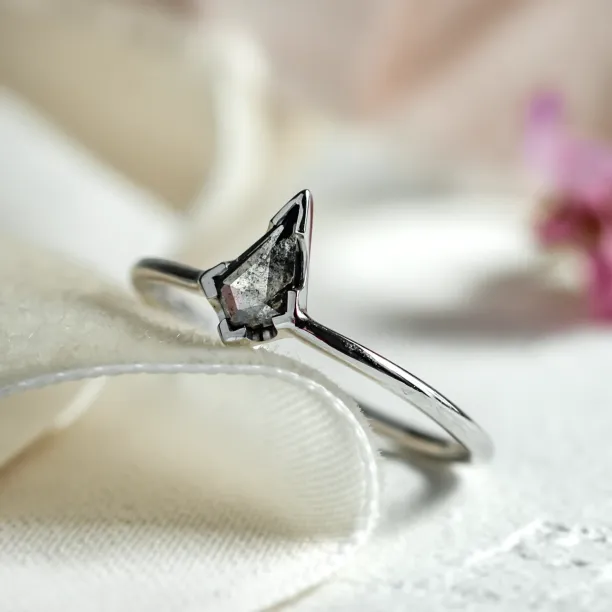 Engagement ring with kite salt'n'pepper diamond BLITZ Image