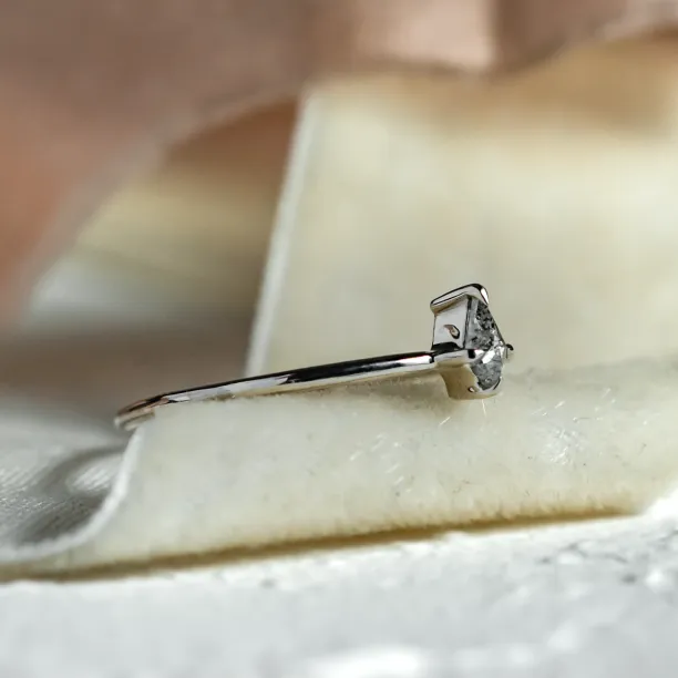Minimalist ring with kite salt and pepper diamond KATE Image