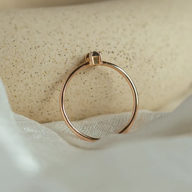 Minimalist engagement salt'n'pepper diamond ring  RETTI Image