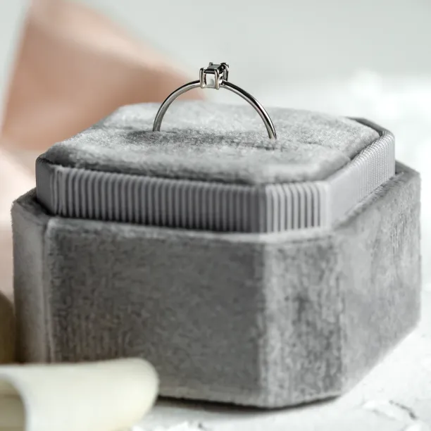 Minimalist engagement salt'n'pepper diamond ring  RETTI Image